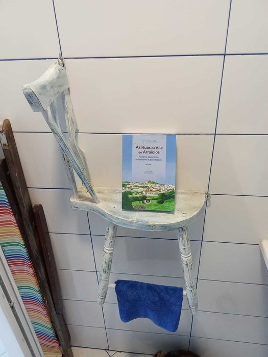 Prateleira/toalheiro de cadeira