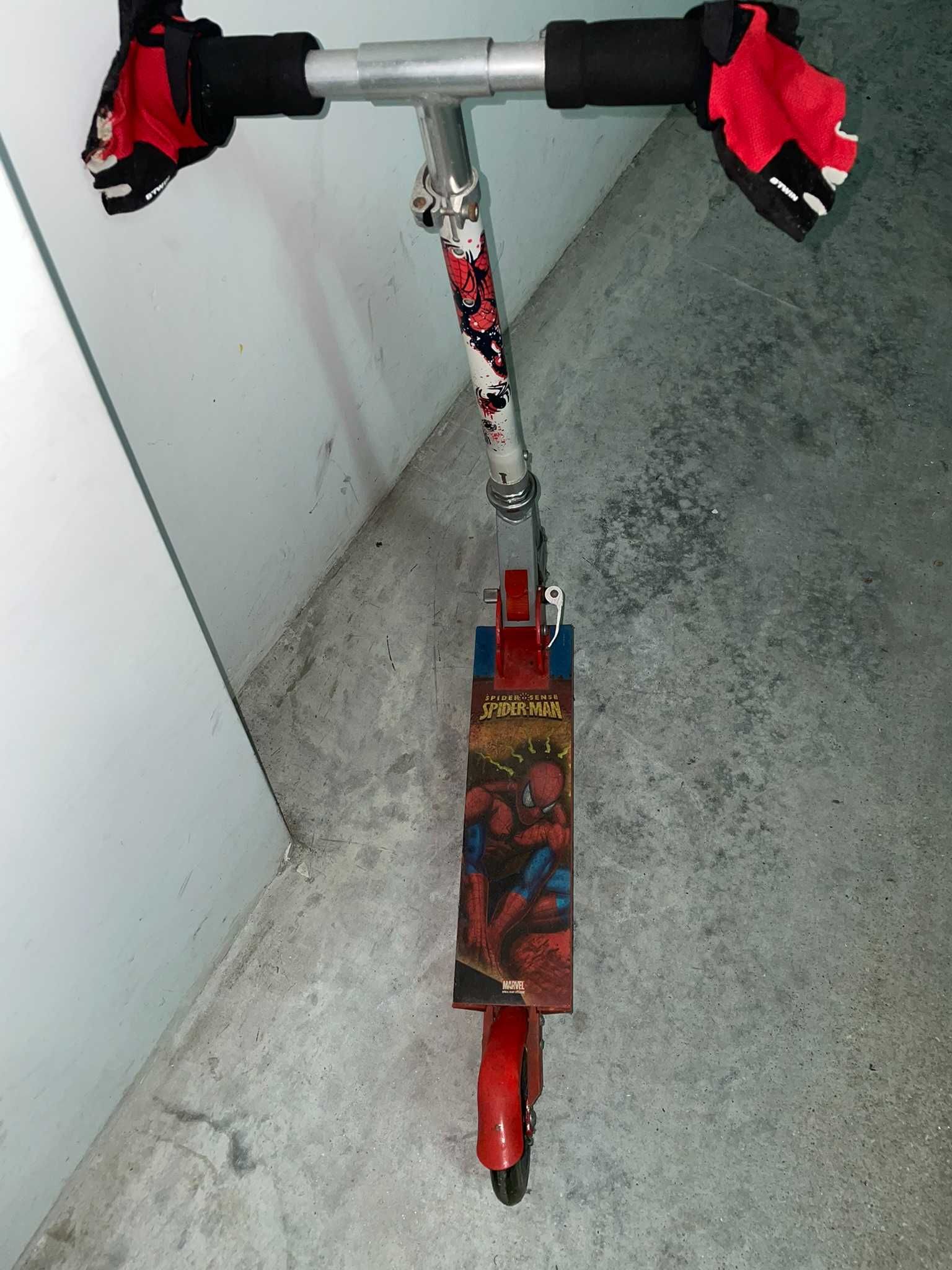 Trotinete de criança Com imagem do HOMEM ARANHA