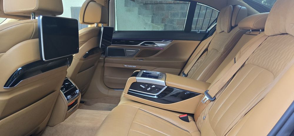 Przewóz do 7 osób Mercedes V-klasa, wynajem auta do ślubu BMW seria 7