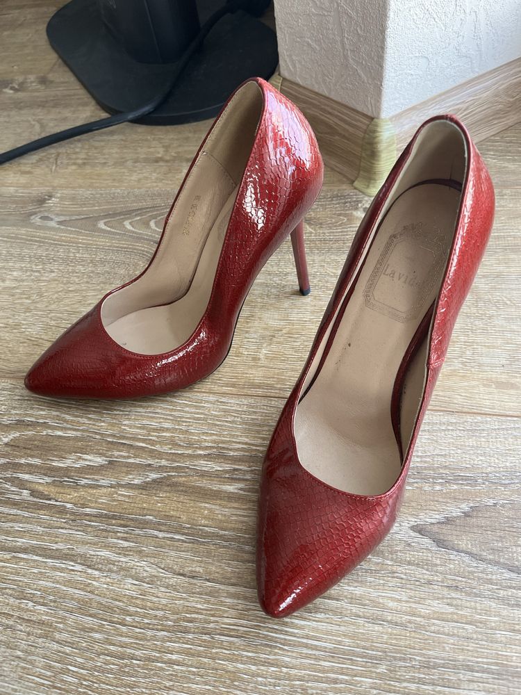 Класичні туфлі на підборах темно червоного кольоу, натуральна шкіра