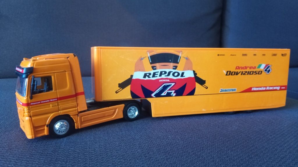 Модель Mercedes Actros с трейлером гоночной мотокоманды. 1:43, NewRay