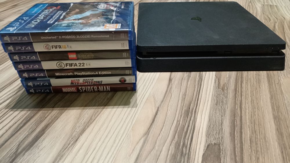 Ps4 slim z dwoma padami, potrzebnymi kablami, oraz grami.