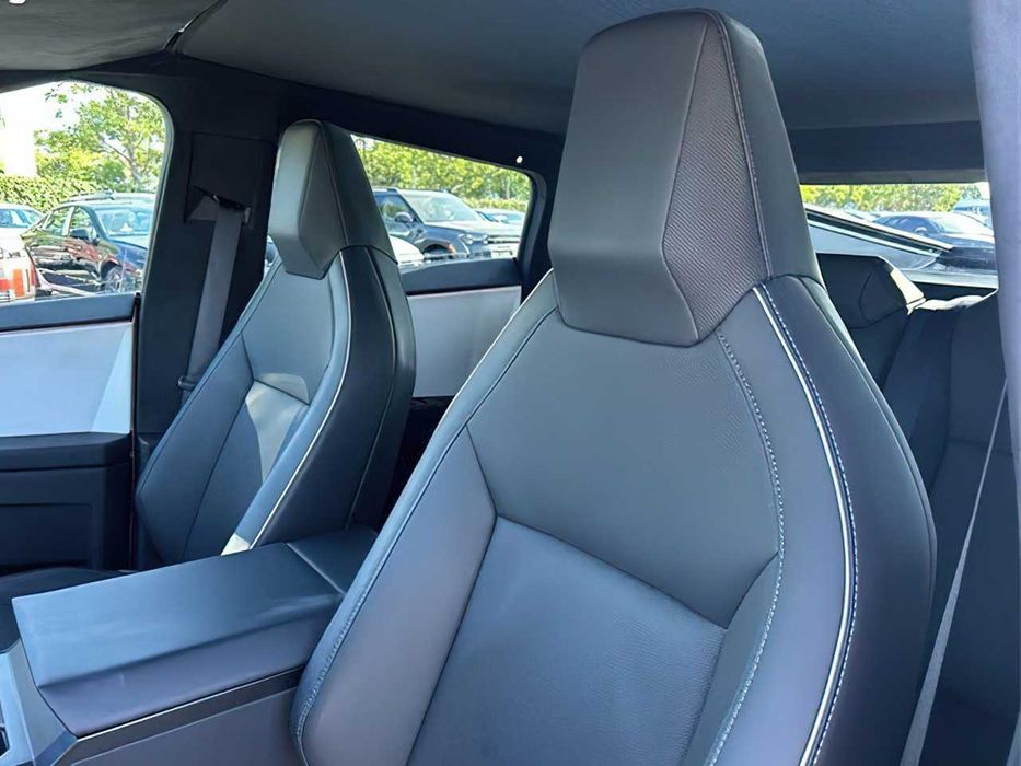 Tesla Cybertruck Crew Cab      2024