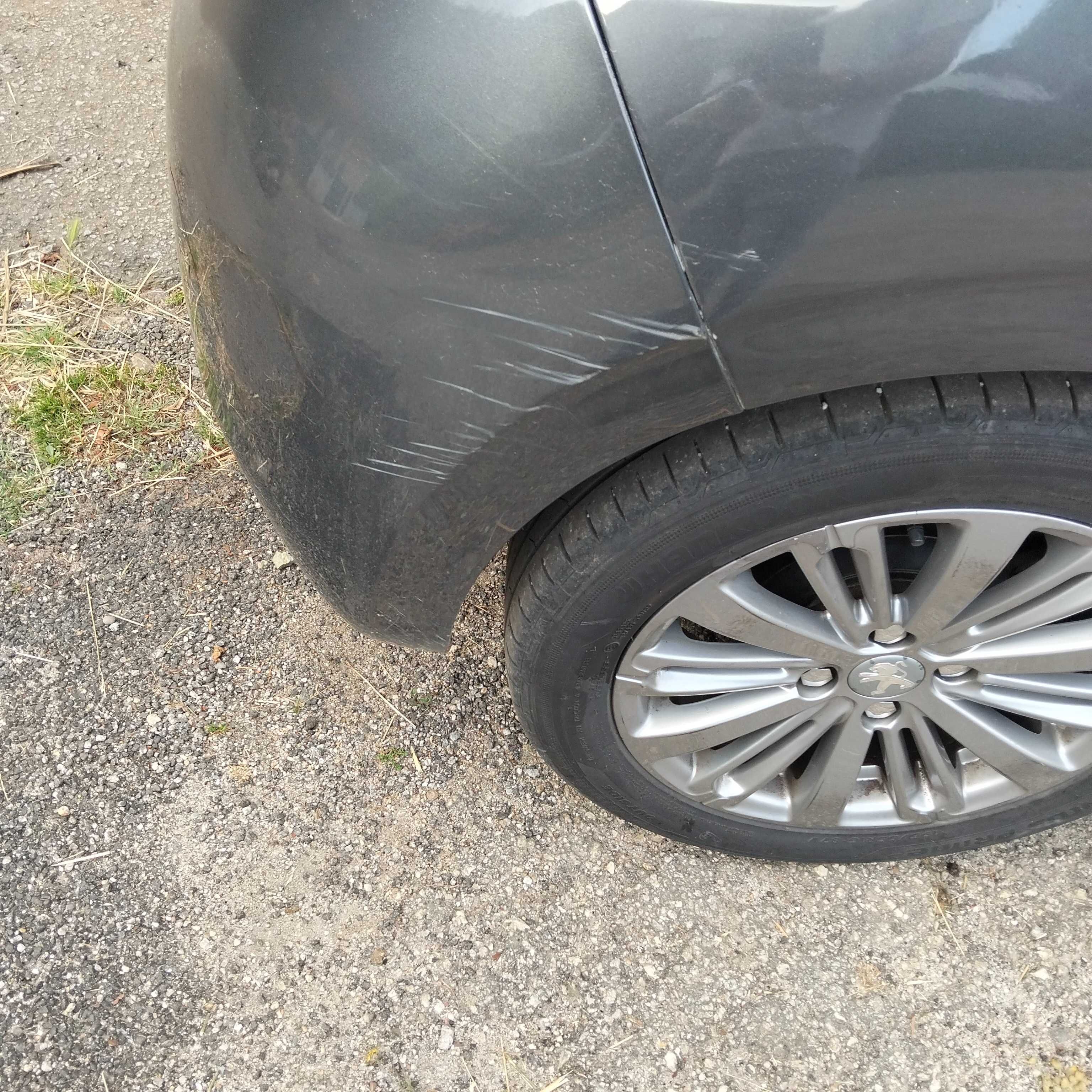 Peugeot 208 cor cinza de ano 2017