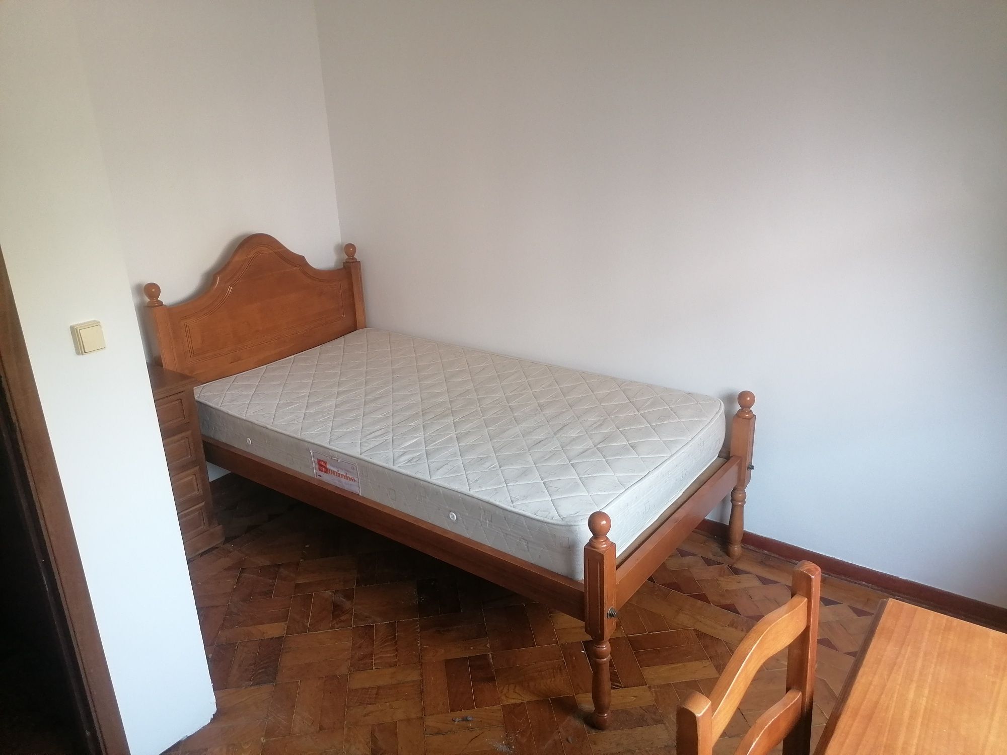 Quartos em vivenda rapazes  ESTUDANTE-Rua do Brasil