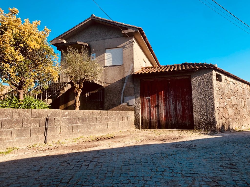 Casa inserida em terreno de construção de baixa densidade, cerca 2800m