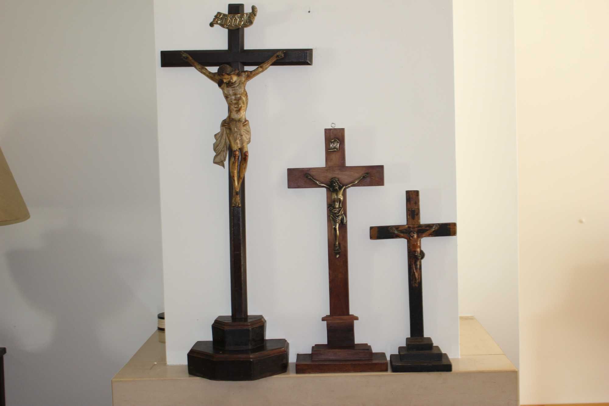 Grande crucifixo em madeira início Séc XIX