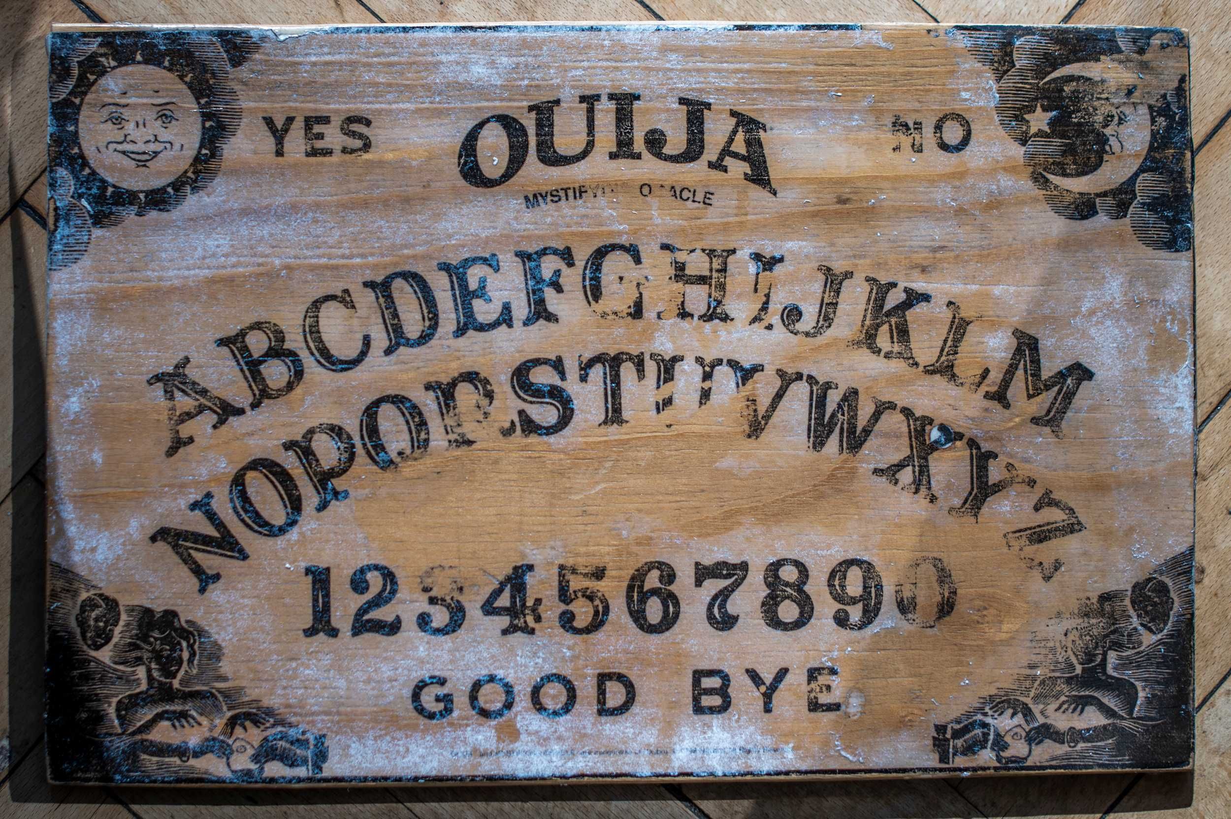 Ouija prezent spirytyzm wywoływanie duchów halloween gra planszowa