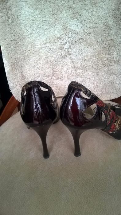 damskie buty typu "szpilki" z odkrytymi palcami