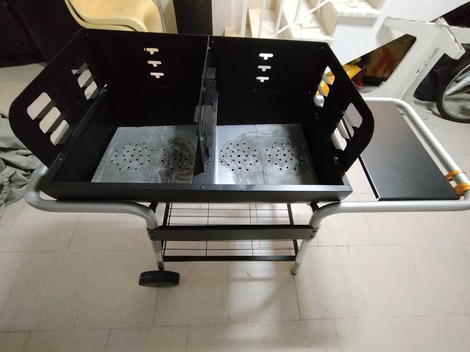 Fogão para churrasco ao ar livre em muito bom estado.