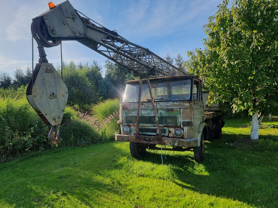 Dźwig na podwoziu Stara