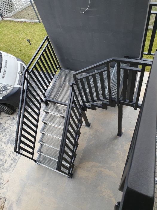 Schody zewnętrzne metalowe
