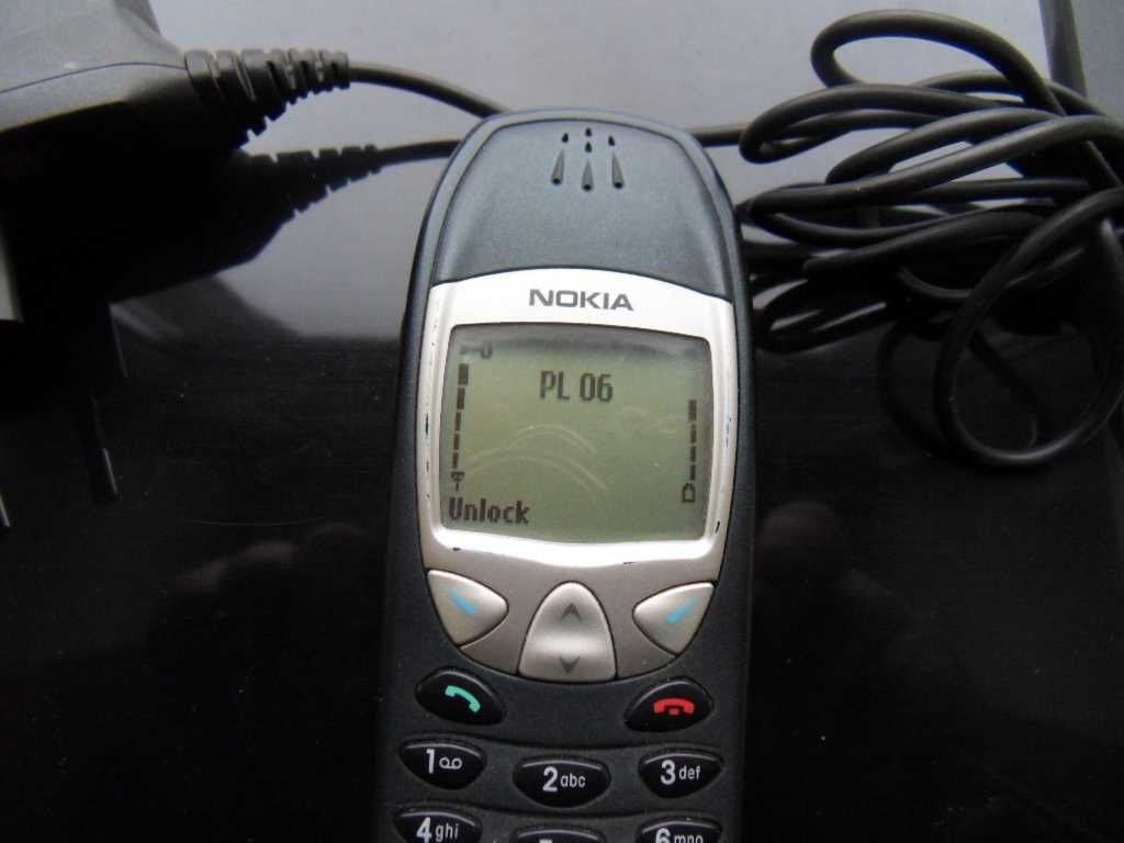Telefon komórkowy Nokia 6210 z ładowarką