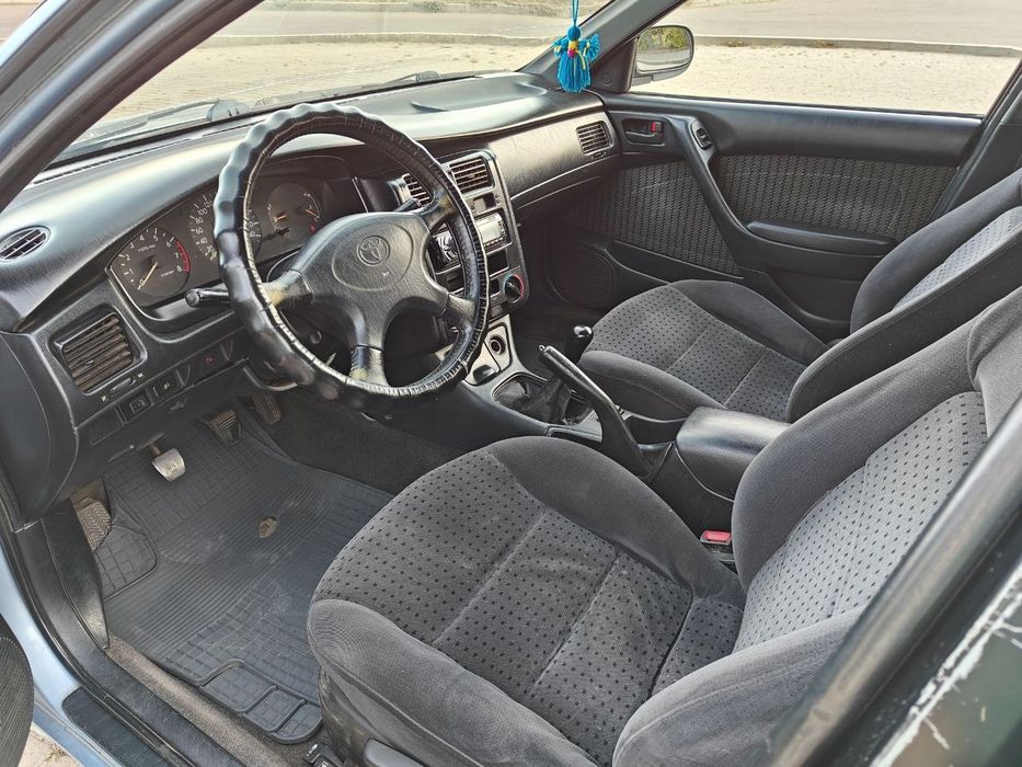 Продам машину Тойота Карина Е срочно