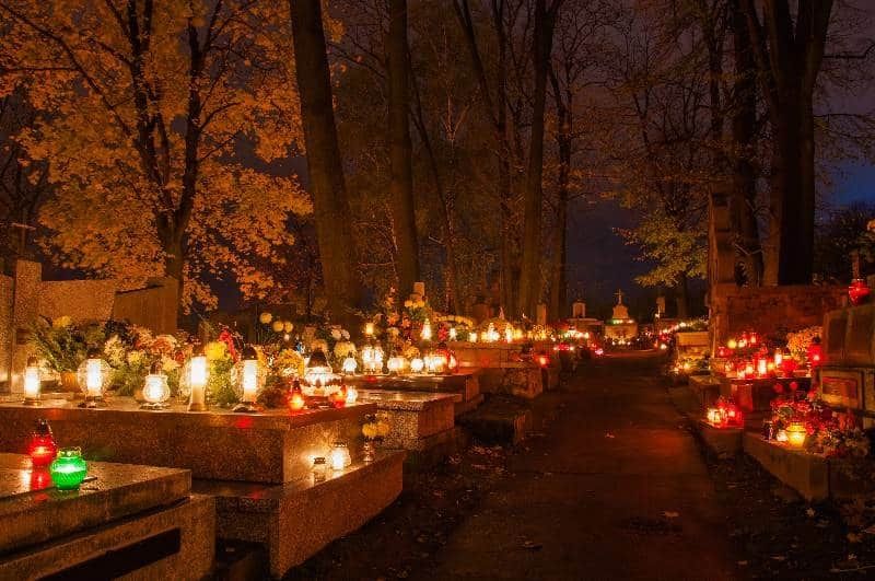Sprzątanie grobów
