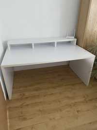 Białe biurko drewniane