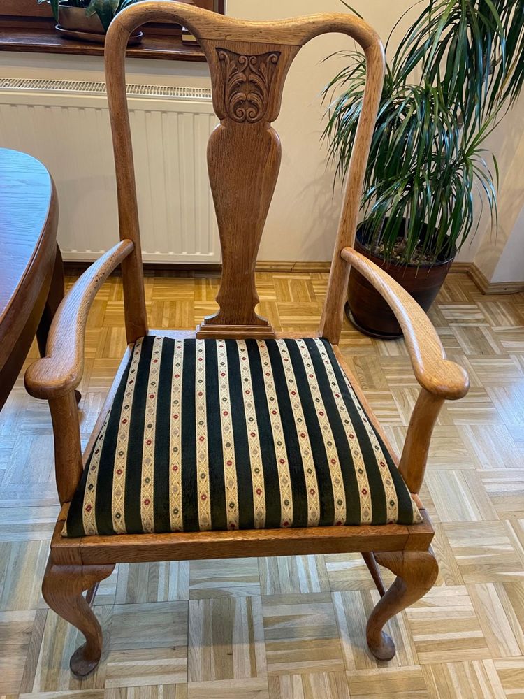 Owalny stół z krzesłami