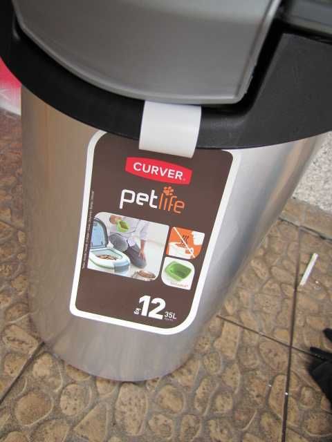 Curver Pojemnik na karmę dla psa 12 kg I 35L na kółkach