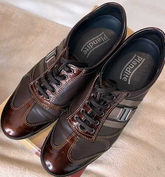 Sapatos de Senhora com Cunha