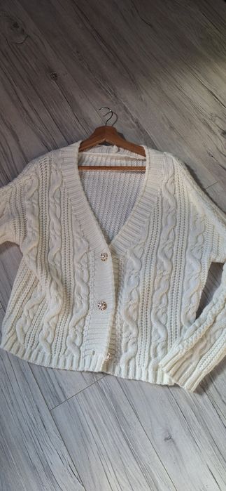 Biały elegancki sweterek jesienny