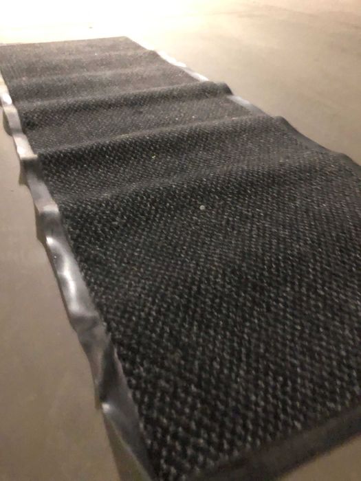 Długa czarna wycieraczka gumowa mata chłonna 60x180 jak chodnik