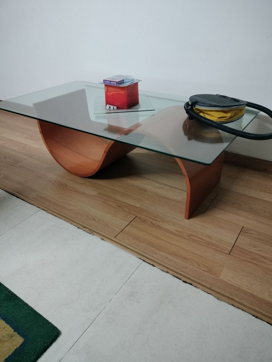 Sala de estar, jantar e quarto solteiro.
