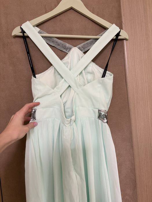 Мятна сукня з вишивкою