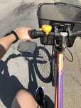 Bicicleta usada com cesto à frente