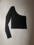 Top preto de um ombro
