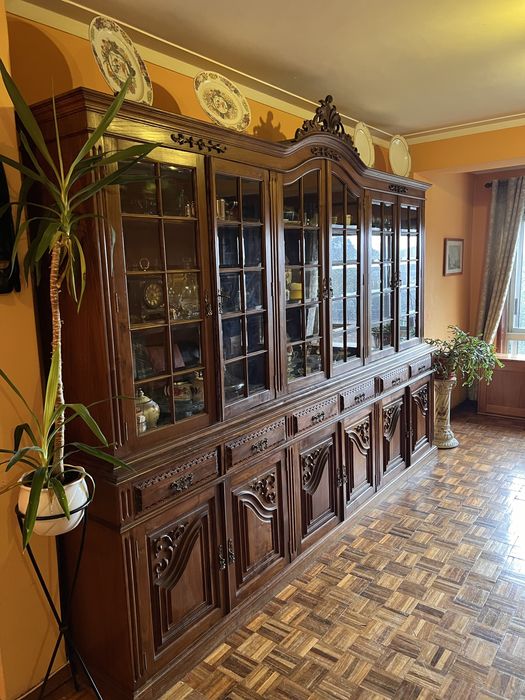 Movél Antigo de Madeira Maciça com Vitrine e Arrumação