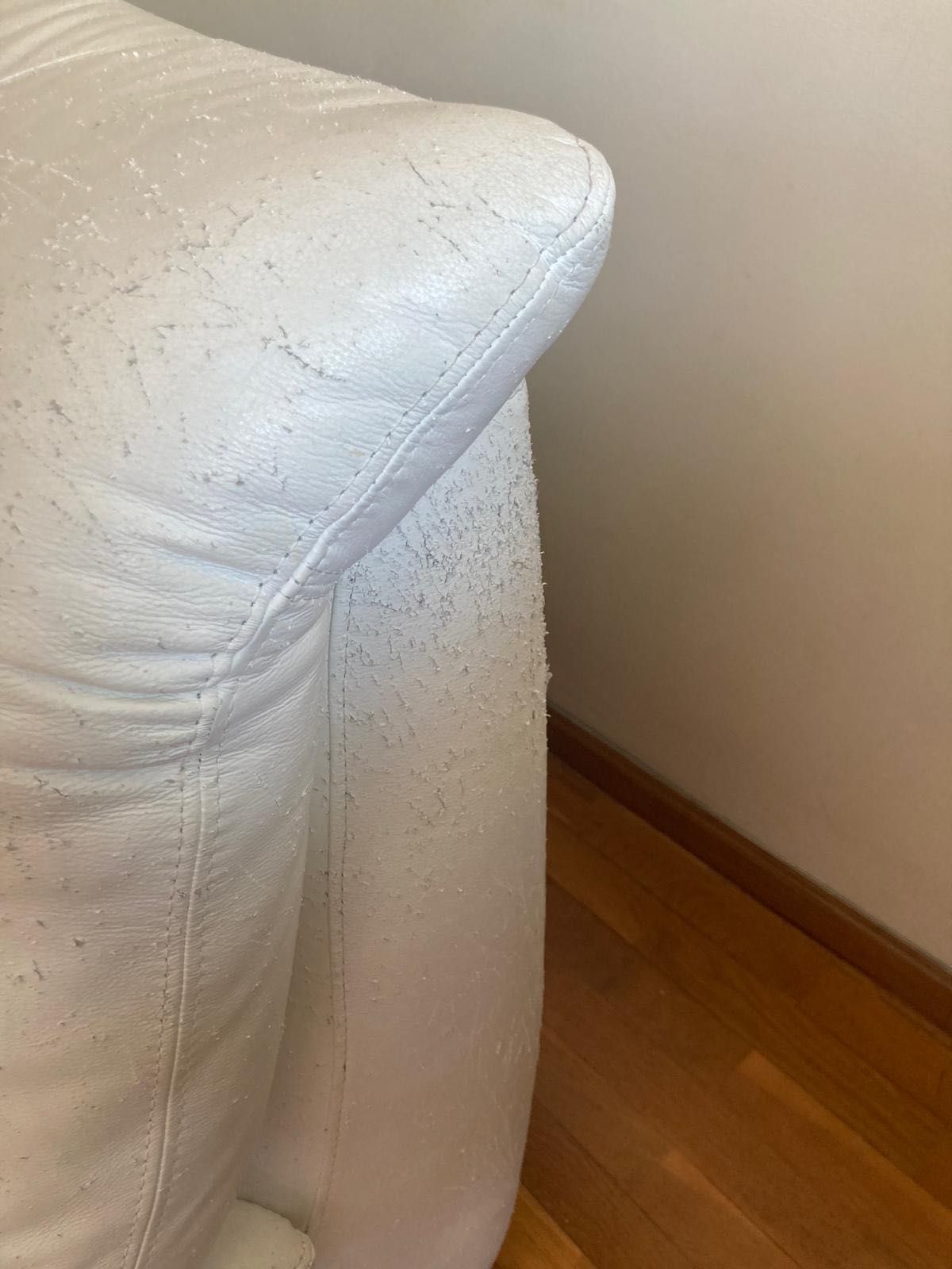 Sofá de 3 lugares, em pele branco Chateaux Dax usado.