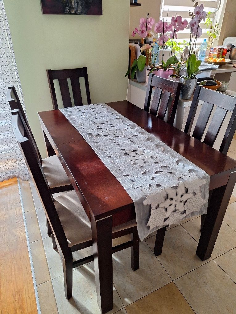 Stół drewniany do jadalni/salonu rozkłany
