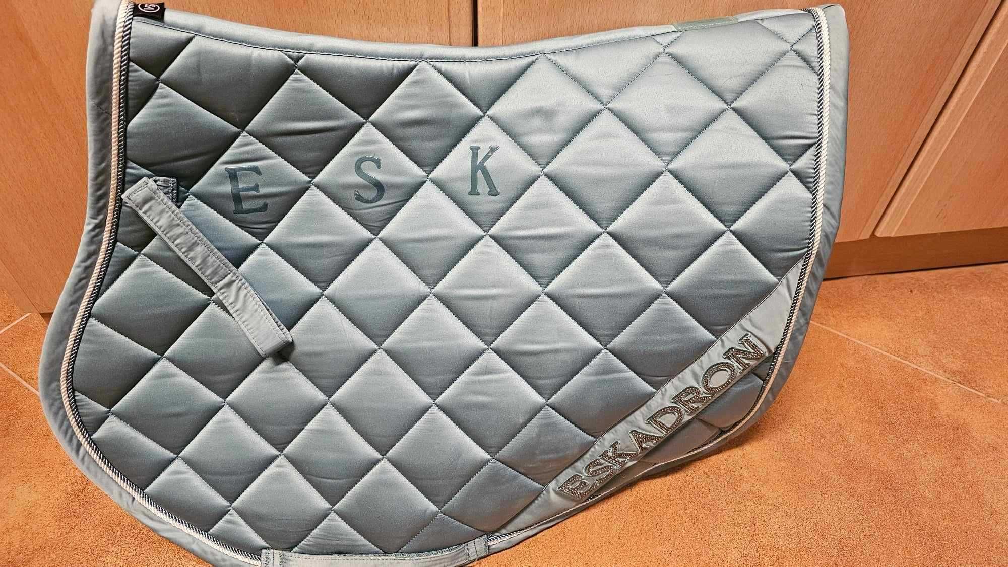 Akcesoria jeździeckie kask, skrzynka York, czaprak Eskadron – jak nowe