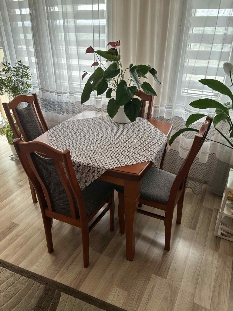 Stół rozkładany z krzesłami