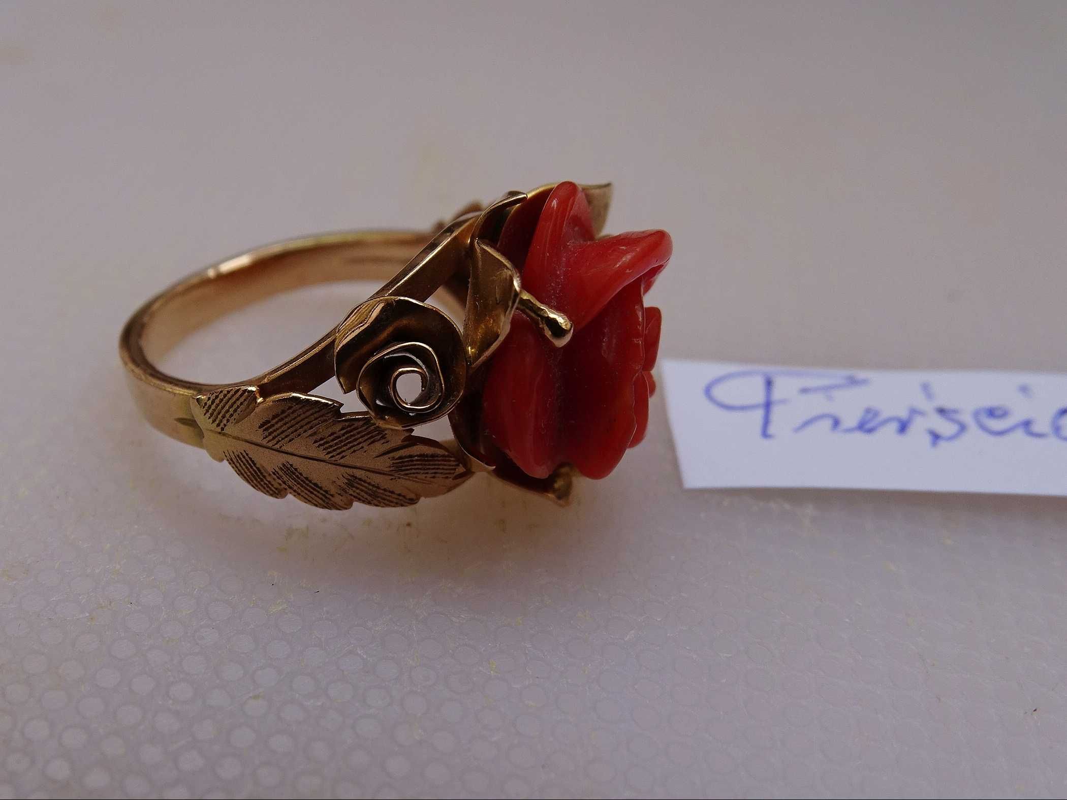 Złota biżuteria, komplet: wisiorek i  pierścionek, róża, koral, okazja