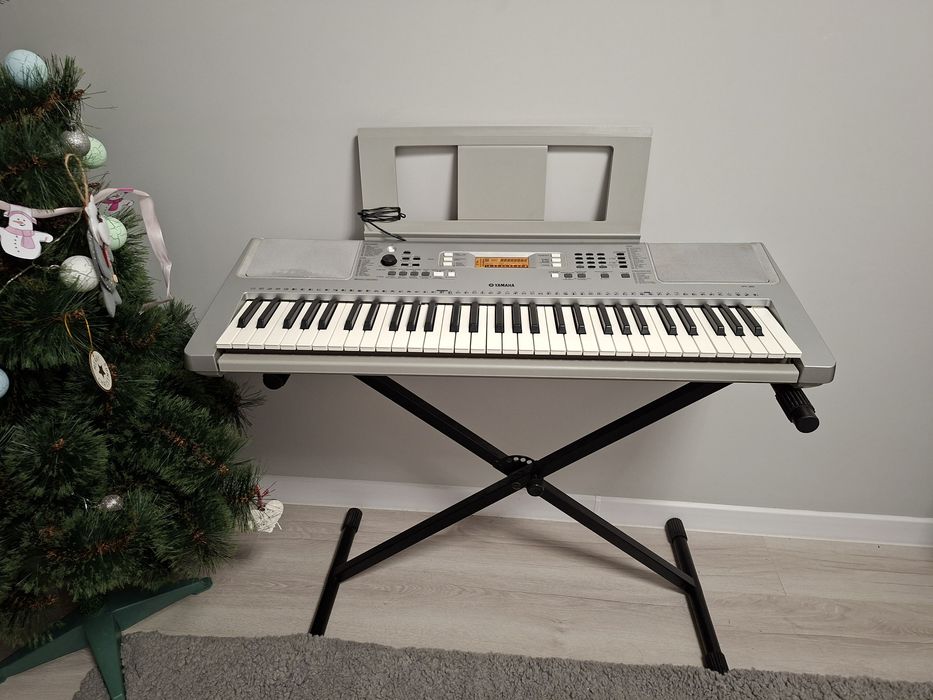 Синтезатор  з підставкою