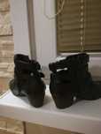 Czarne buty na niskim obcasie