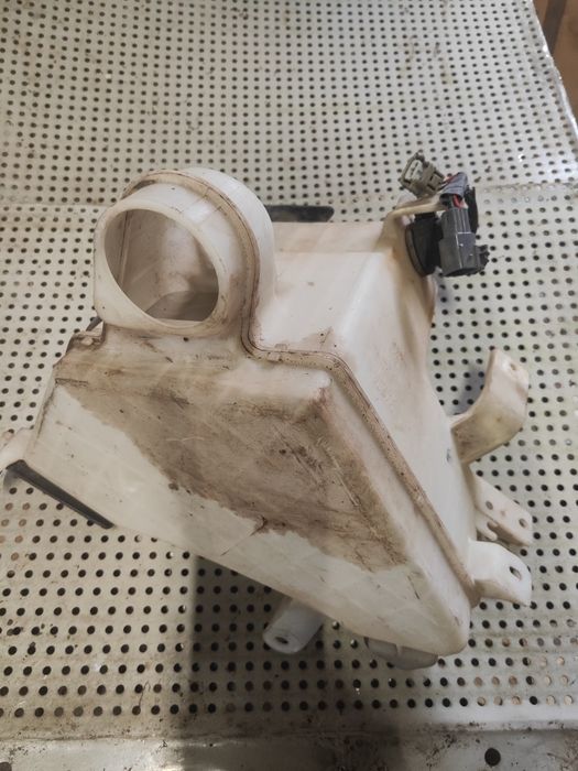 Бачок омывателя с 2-мя моторчиками Тойота Прадо.