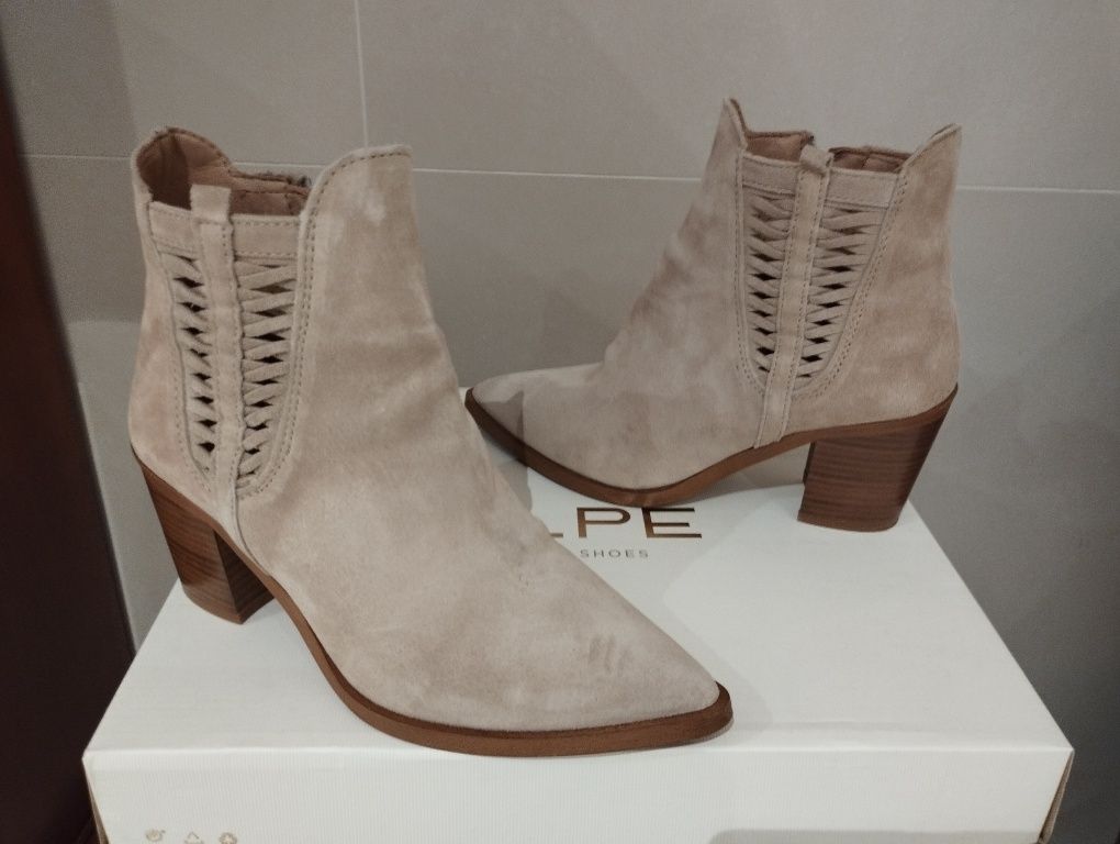 Botins em camurça (pele) bege, marca Alpe. Tamanho 36.
