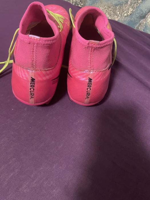 Футбольні бутси..