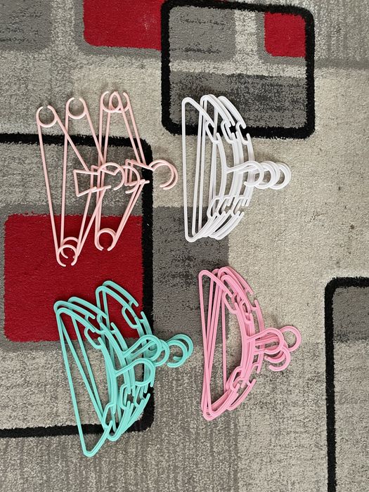 20 wieszaków na ubrania dla dziecka