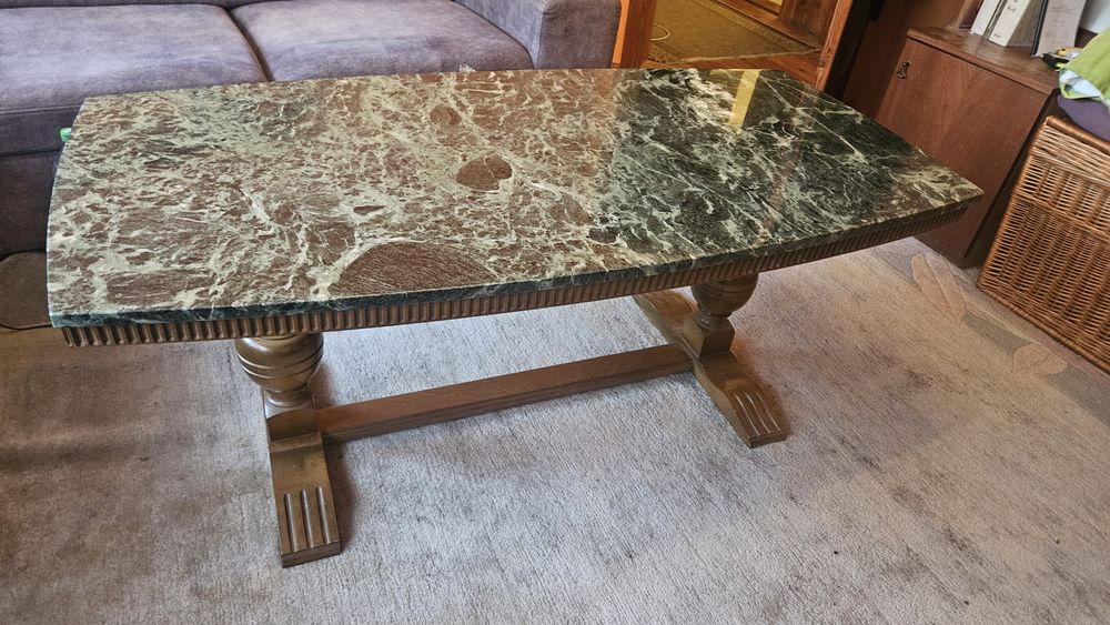 Stolik kawowy z blatem kamiennym