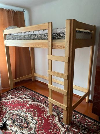 Кровать деревяная с лестницей/детская