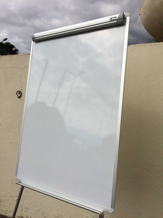 Cavalete Tripé elegante, ideal p/ as suas conferências!