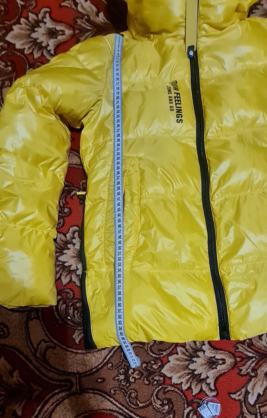 Продам жовту куртку