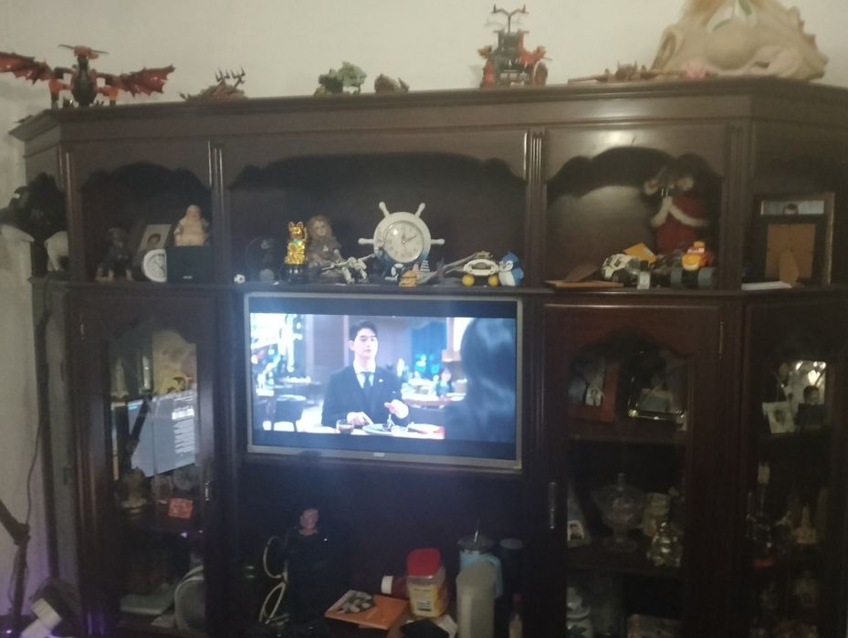 Móvel de madeira escura 200x250