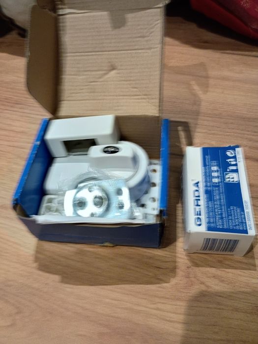 Zamek drzwiowy nawierzchniowy