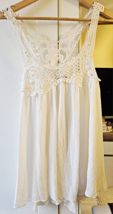 Biała bluzeczka z koronkową ozdobą na dekolcie i plecach, Zara, rozm M