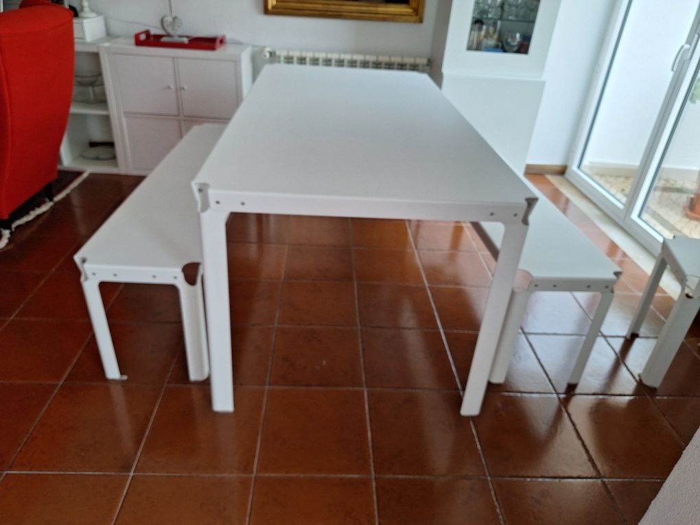 Mesa refeição + 2 bancos corridos + 1 banquinho