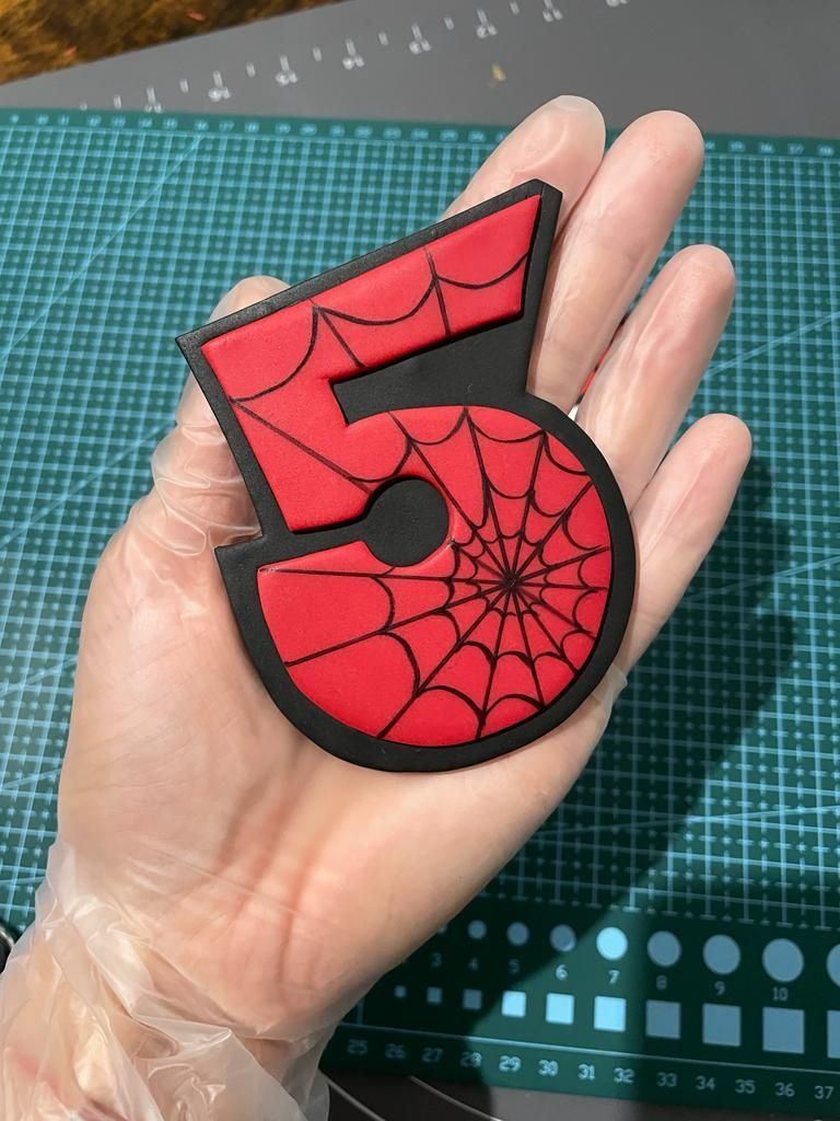 Maska Spiderman z masy cukrowej ozdoby na tort